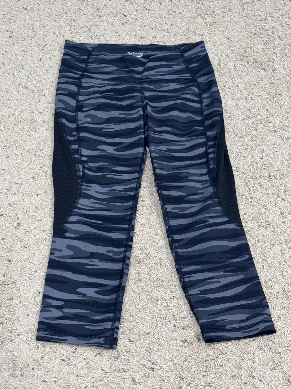 Old Navy Active Black & Gray Camo Crop Leggings